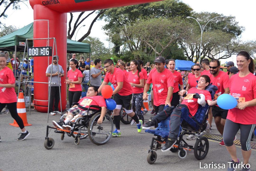 Novembro: corrida de rua para crianças e adultos em cadeiras de rodas