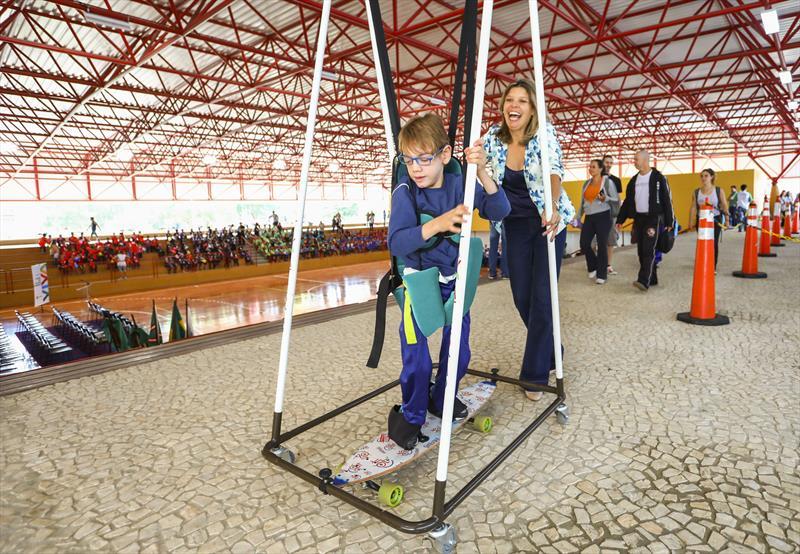 Prefeitura de Curitiba adquire brinquedos adaptados para crianças com deficiência