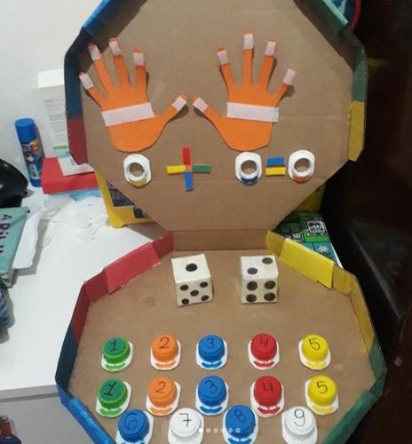 Mãe cria jogos com itens que tem em casa para estimular filho com autismo