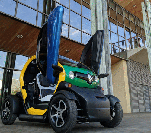 Brasileiros criam carro elétrico adaptado   para cadeirantes e ganham prêmio na França